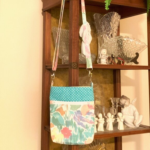 Handmade Aqua Floral Cotton Crossbody Bag with Lining and Zippered Closure - Picture 10 of 10